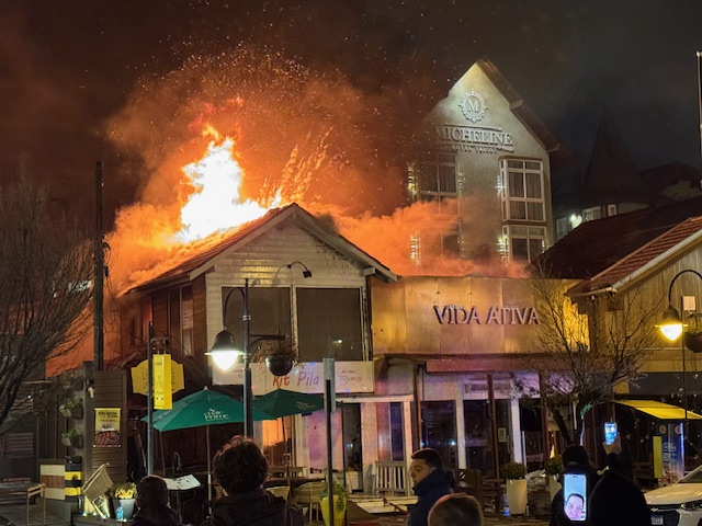 Foto Incêndio de proporções atinge prédio com lojas e restaurante no centro de Gramado