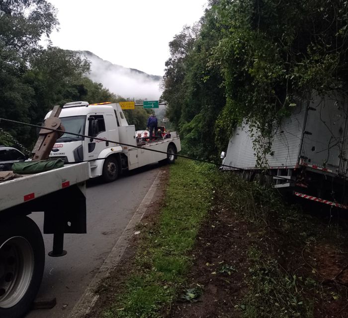 Foto Operação para retirada do caminhão que saiu da pista na ERS 115 está sendo realizada na manhã deste sábado