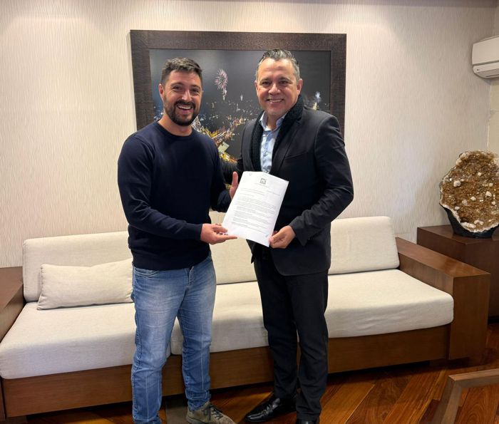Foto PL Gramado entrega documento de apoio institucional ao Presidente da Câmara, Vereador Ike Koetz (PP)