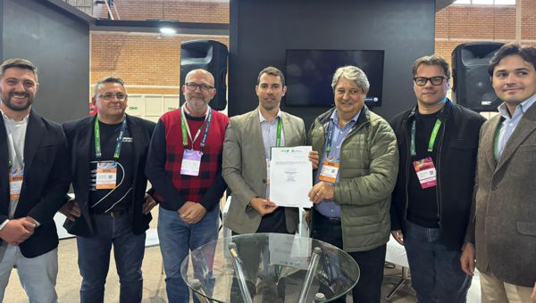 Foto Perceria BRDE representantes da Prefeitura e diretores do banco