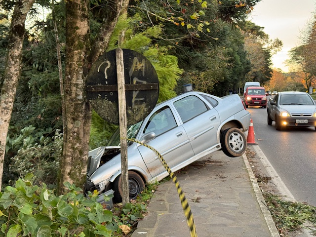 Foto acidente carro 115