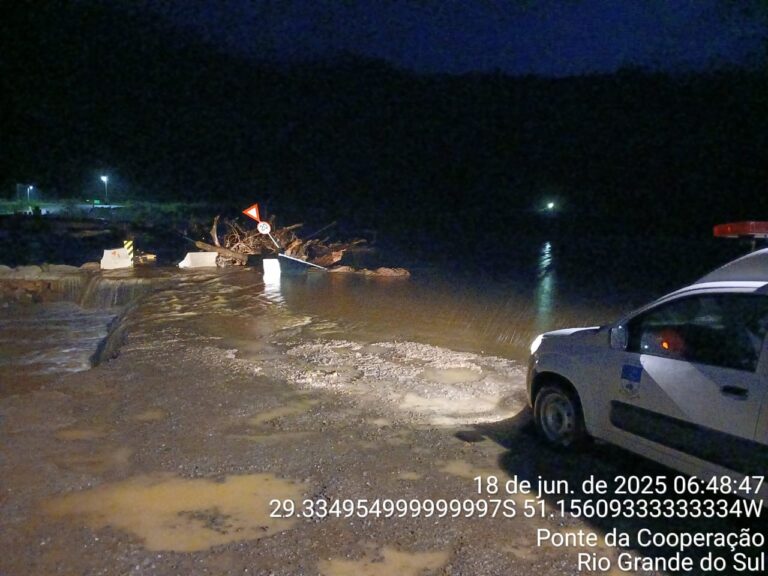 Foto aguas subindo poste da cooperação