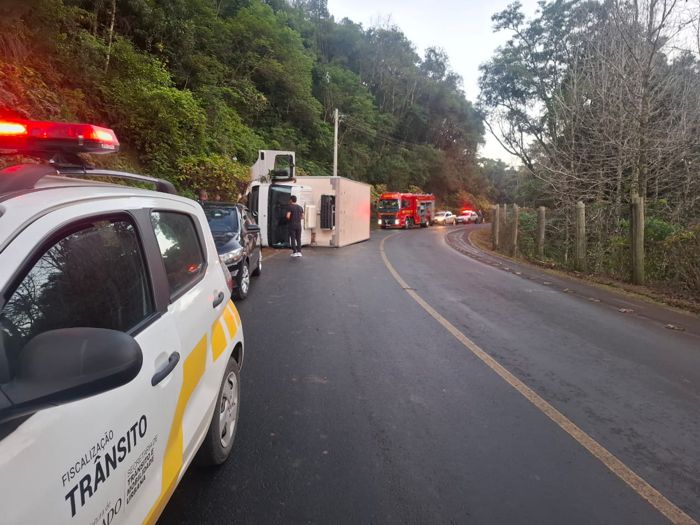 Foto caminhão tombado 28