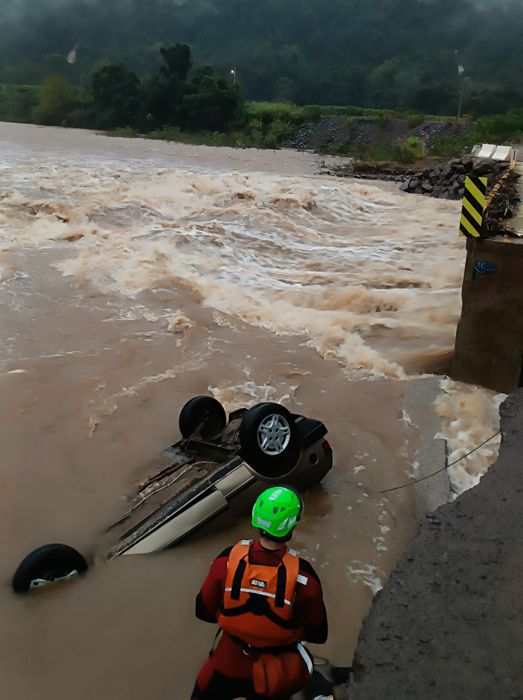 Foto carro ponte da cooperação.resgate carro