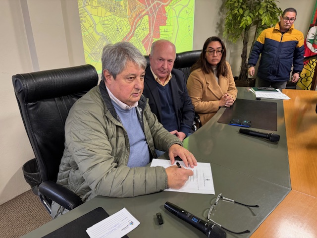 Foto prefeito assina dois decretos