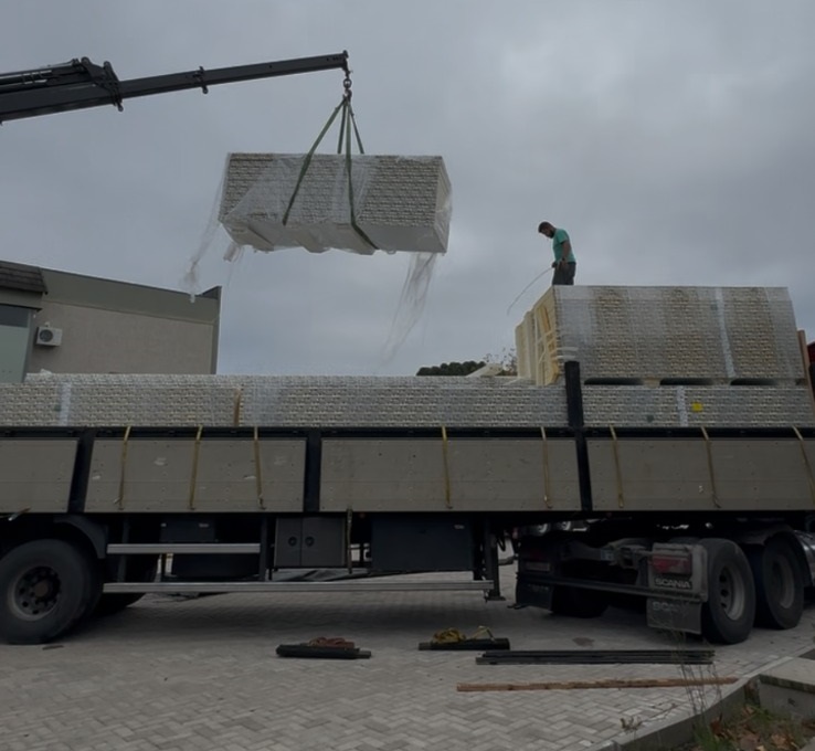 Isolamento térmico do maior icebar temático do mundo começa a ser instalado em Gramado