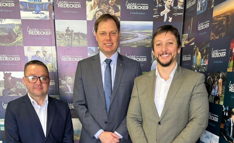 Secretário de Governo, Evandro Cardoso, deputado e prefeito Gilberto