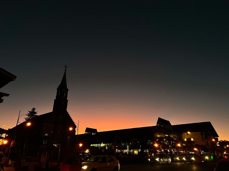 Centro de Gramado ao anoitecer