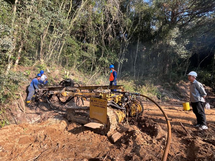 Foto Obra contenção Emílio Gil e Amazonas máquina e operários trabalhando na instalação dos DHPs