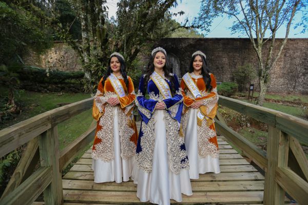 Foto Soberanas rainha Mariana dos Santos Bernardes 1ª princesa Maria Eduarda de Melo Abreu e 2ª princesa Karoline Mineiro Pinheiro