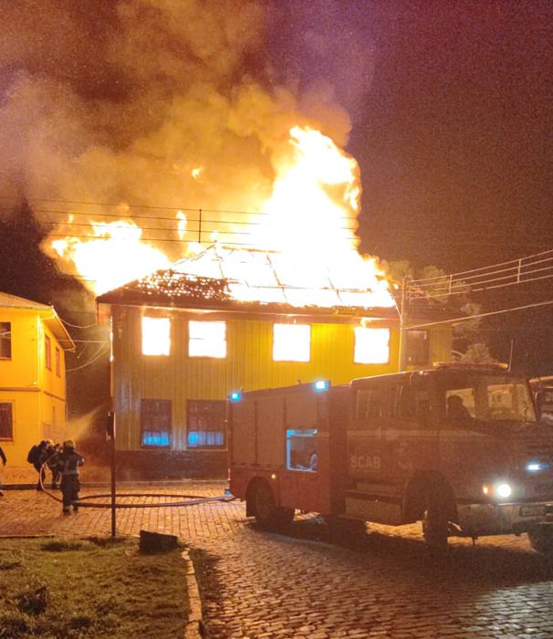 Foto incendio prefeitura cambará