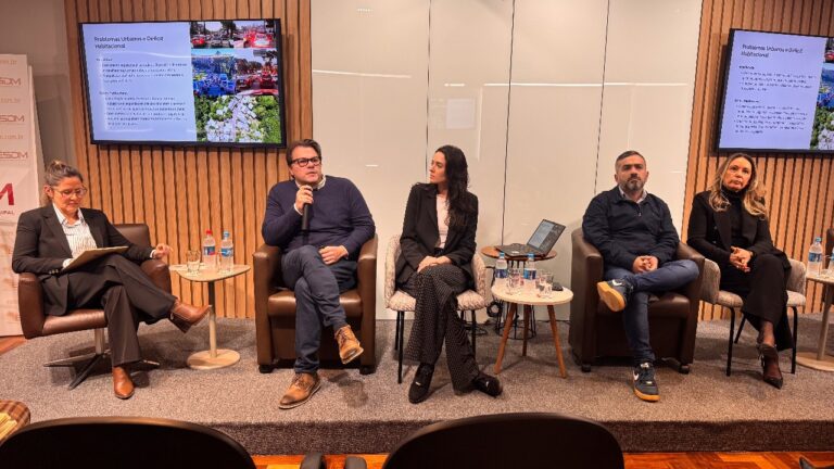 Encontro REURB painel com secretário Rafael Bazzan