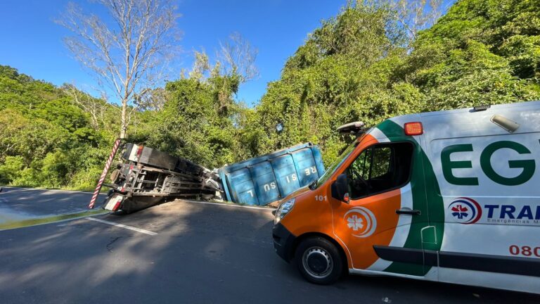 Foto caminhão acodente 115