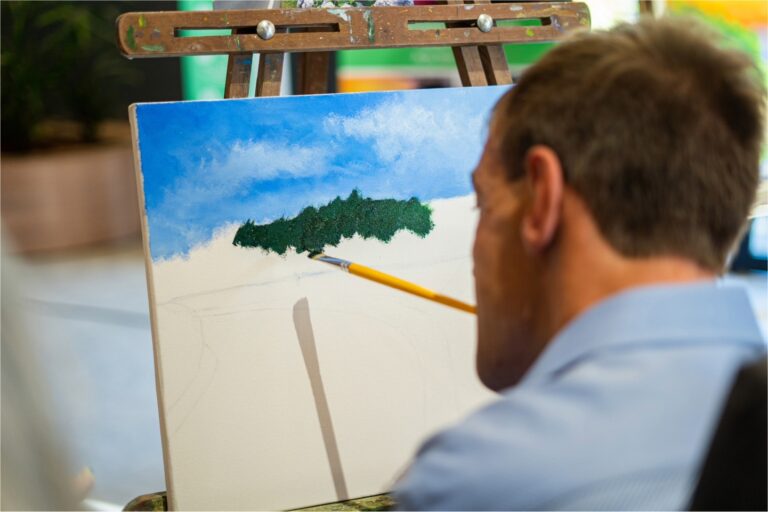 Jeferson Hoffmann � conhecido por pintar seus quadros com a boca - Foto Divulgação