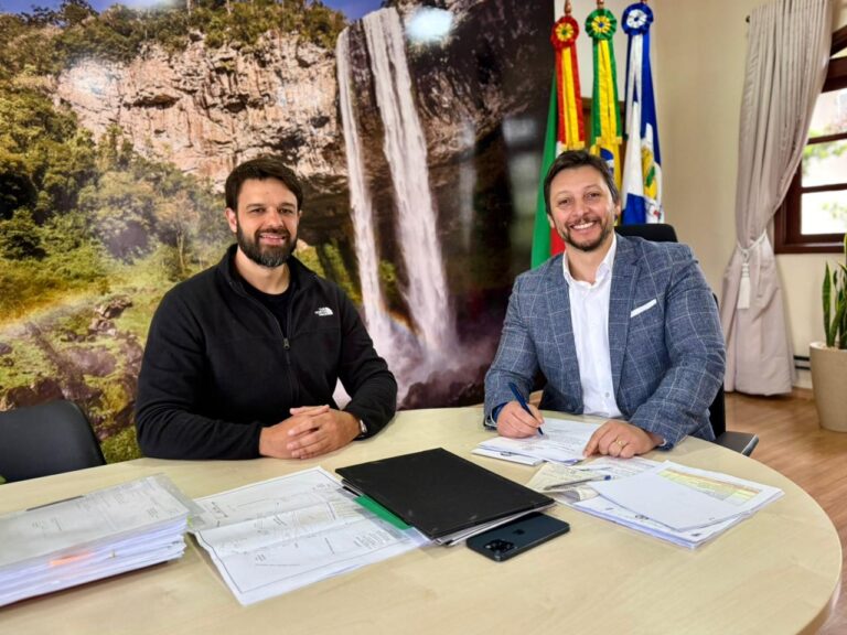 Foto Athos e prefeito Gilberto Cezar