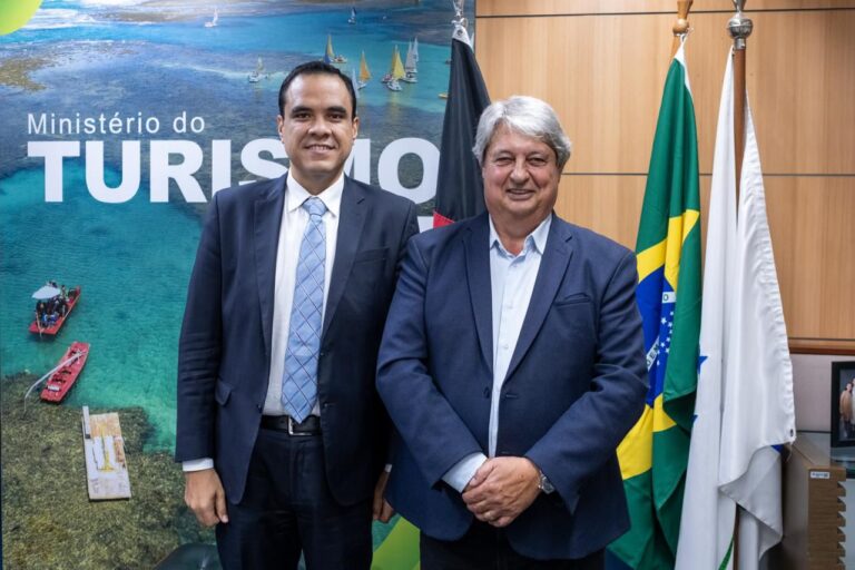 Foto prefeito Nestor Tissot busca recursos e garante maquinário