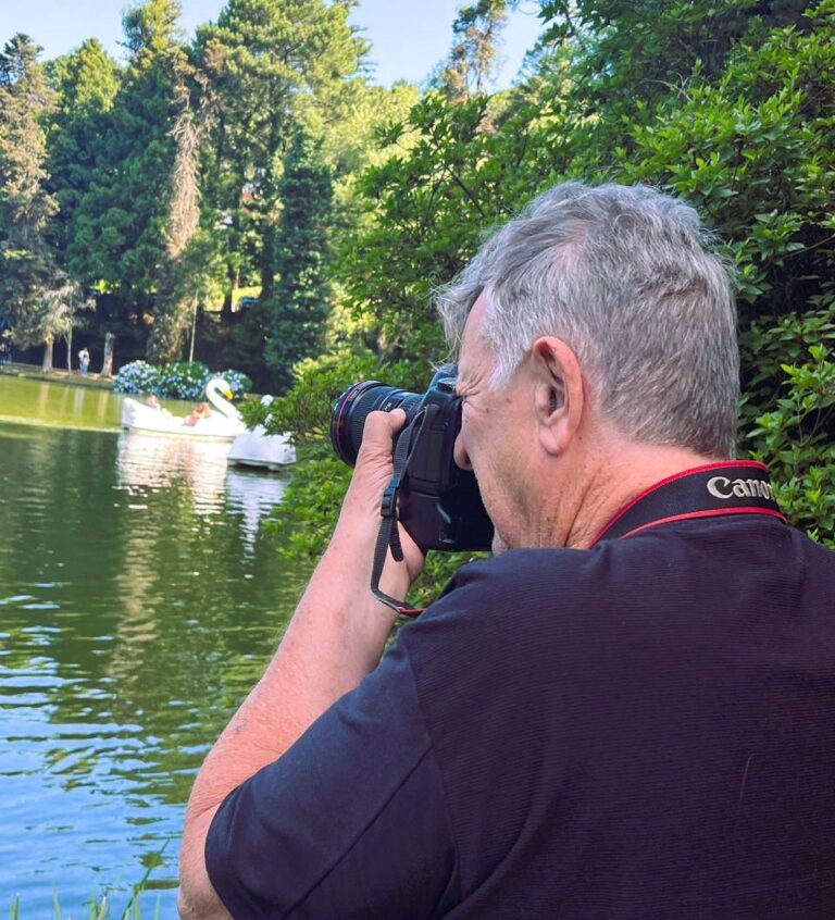 Foto Leonid Streliaev fotografando Gramado _ foto de Rita Leidens