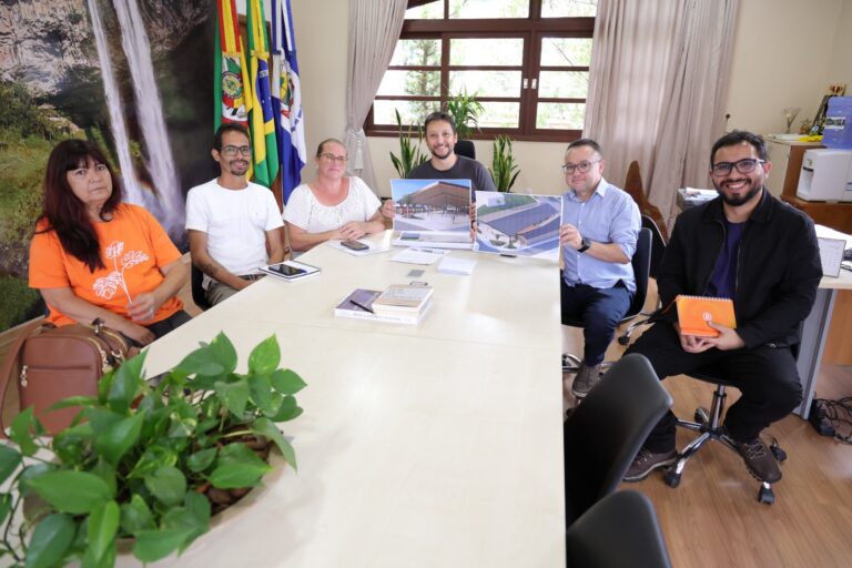 Prefeito se reuniu com artesãos canelenses - Júlio Dias