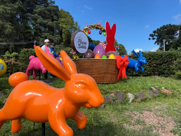 Decoração da Páscoa instalada na rótula do Caracol - Adriana Rabassa