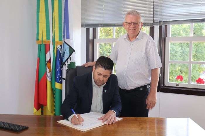 Foto Alexandra assume prefeito de NP