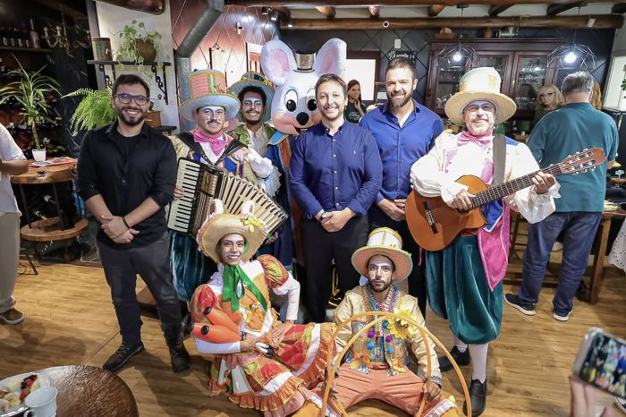 Foto Prefeito (ao centro) com secretário-adjunto Jaison e secretário Athos na coletiva desta manhã