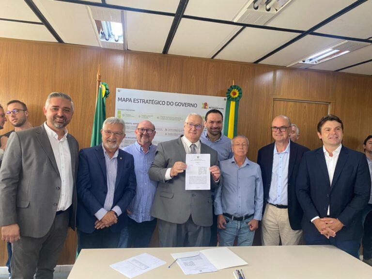 Prefeito em exercício representou a administração municipal na assinatura do convênio do programa Pavimenta RS - Júlio Dias