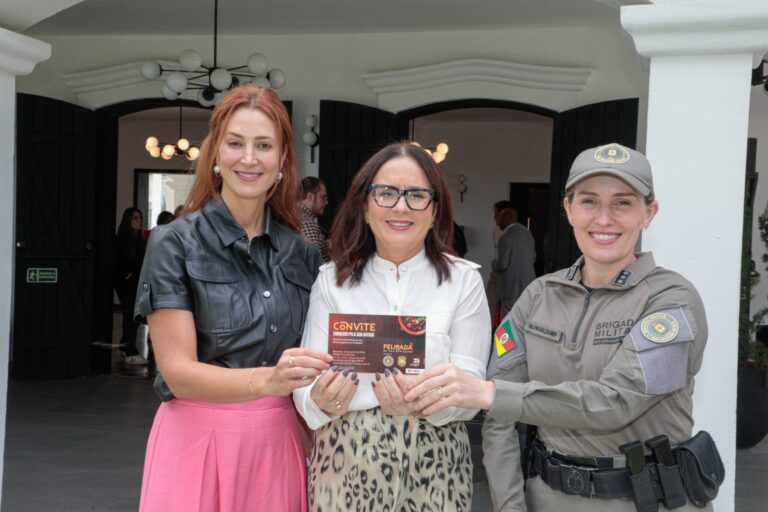 Foto Cleiton Thiele - Delegada Fernanda Aranha, Curadora do evento Rozangela Allves e Major Cláudia Maldaner