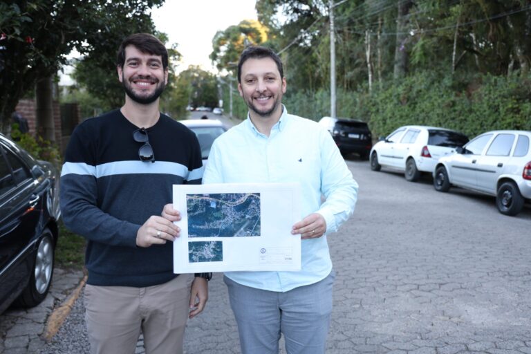 Prefeito Gilberto Cezar e o engenheiro Gustavo Bernardes visitaram a rua Adolfo Seibt, que será requalificada - Júlio Dias