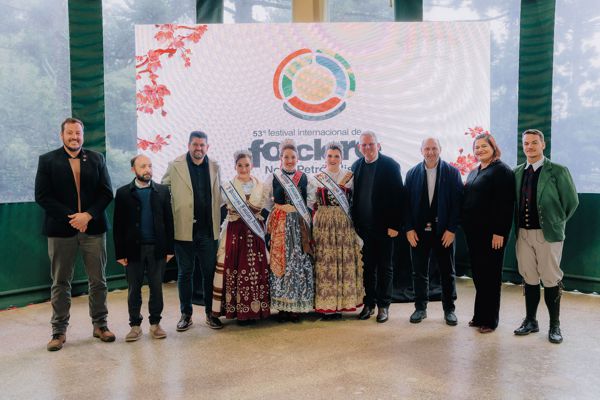 Foto Autoridades e integrantes da organização do evento