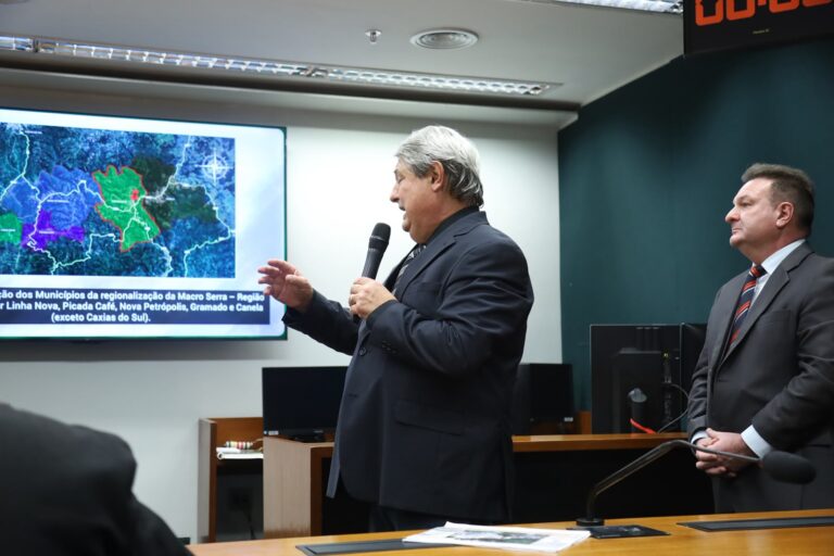 Prefeito Nestor e secretário Jeferson defendendo projeto captação de recursos para Gramado